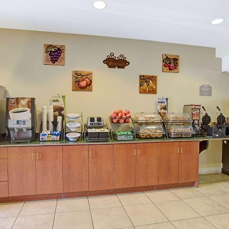 Microtel Inn & Suites By Wyndham Bushnell Экстерьер фото