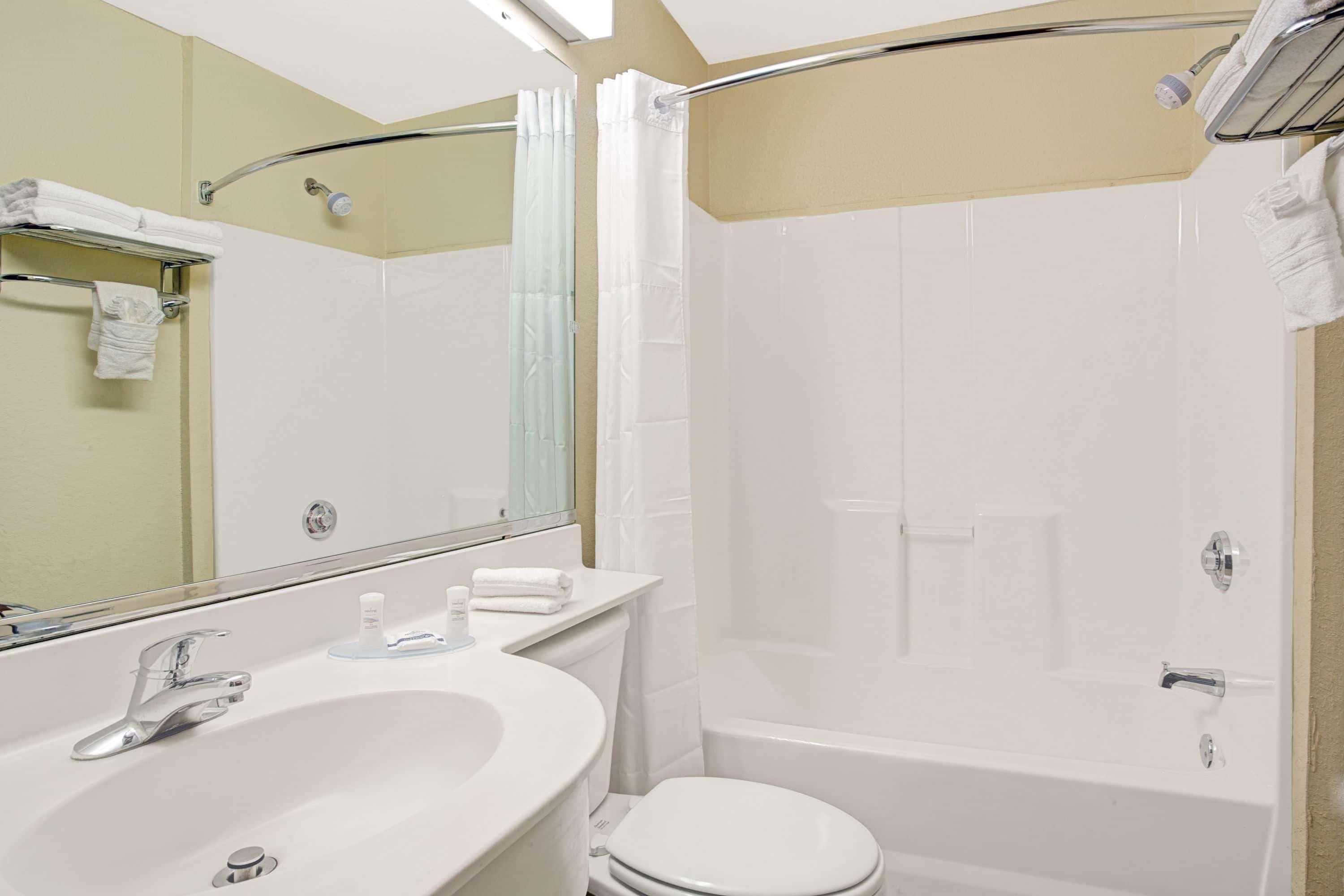 Microtel Inn & Suites By Wyndham Bushnell Экстерьер фото