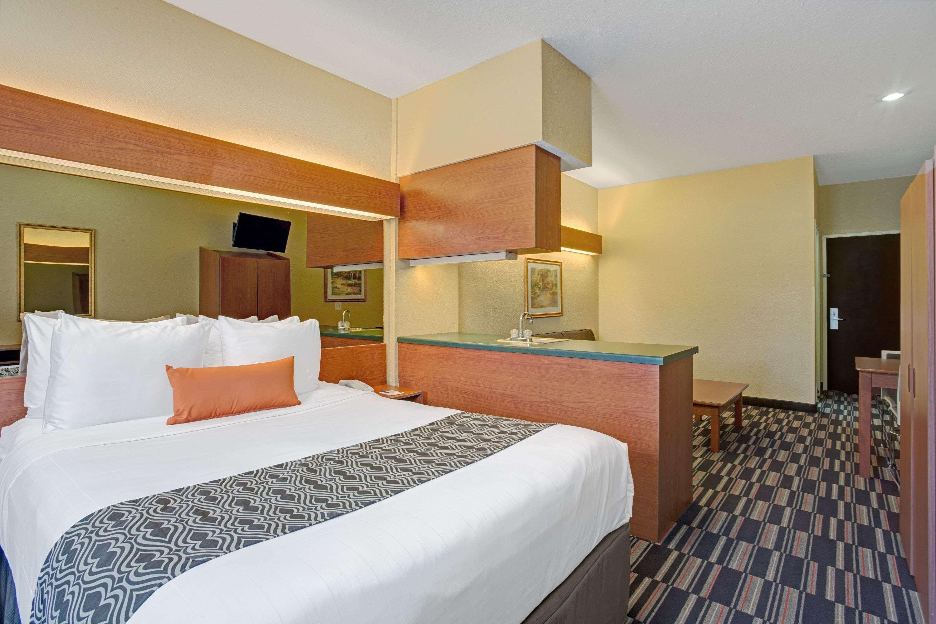 Microtel Inn & Suites By Wyndham Bushnell Экстерьер фото