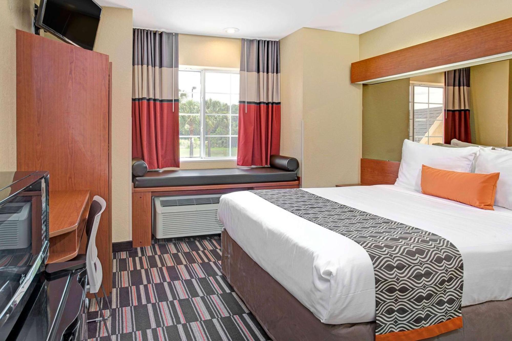 Microtel Inn & Suites By Wyndham Bushnell Экстерьер фото