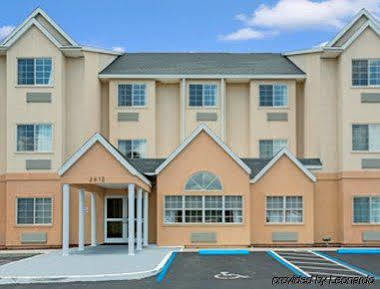 Microtel Inn & Suites By Wyndham Bushnell Экстерьер фото