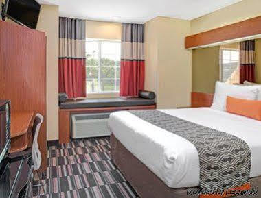 Microtel Inn & Suites By Wyndham Bushnell Экстерьер фото